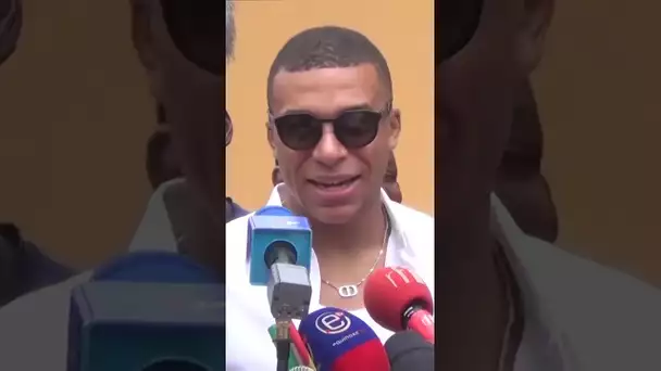 😎 Kylian Mbappé accueilli en héros au Cameroun, pays d’origine de son père ! #shorts