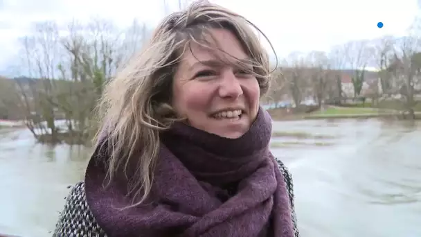 Des surfeurs profitent d'une vague sur le Doubs, à Besançon