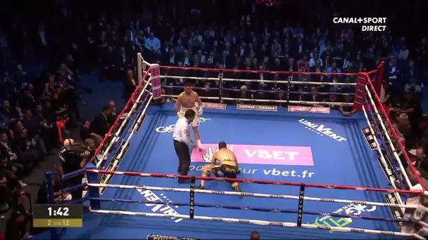 Arsen Goulamirian met Kane Watts au sol dans le 2e round