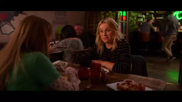 Amy Poehler est une ex-féministe anarchiste dans la bande-annonce de "Moxie"