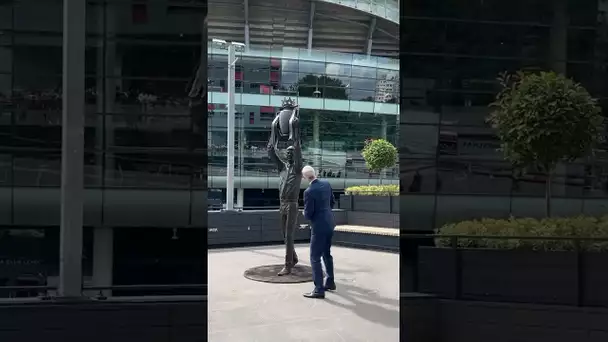 Arsenal : Wenger découvre sa statue devant l'Emirates Stadium