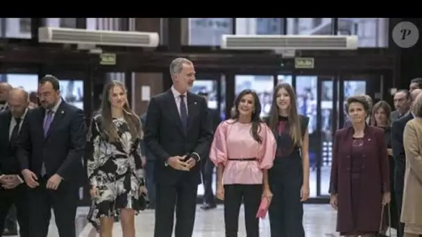 Letizia d'Espagne canon en blouse rose : ses filles Leonor et Sofia lui volent la vedette