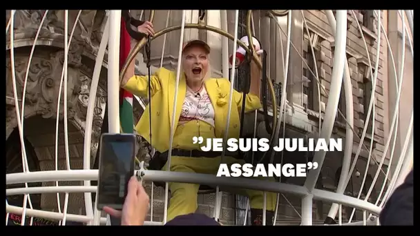 Vivienne Westwood suspendue dans une cage
