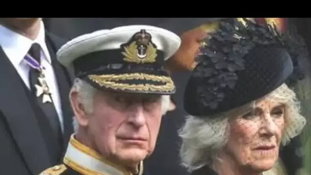 Un expert royal "fondu en larmes" révèle que le roi Charles et Camilla se sont effondrés à cause des