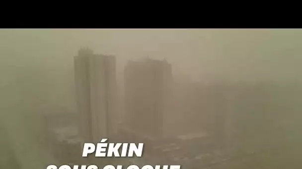 Le ciel de Pékin devient opaque à cause de la pollution et d'une tempête de sable