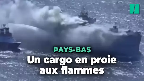 Un cargo transportant des milliers de voitures prend feu au large des Pays-Bas