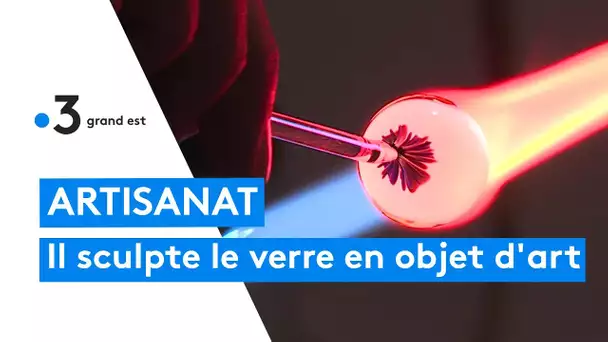 Théophile Caille est verrier au chalumeau et sublime la matière