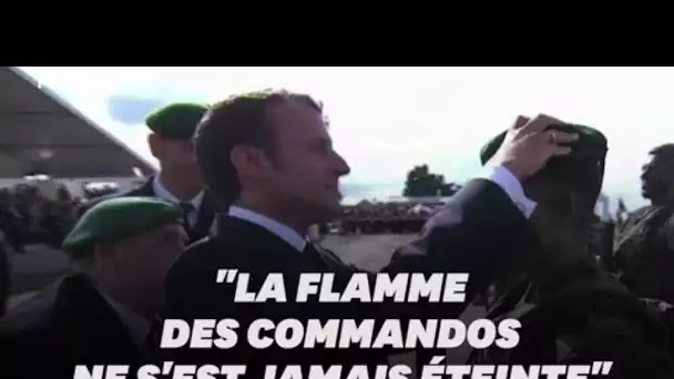 Macron et un vétéran du commando Kieffer remettent le symbolique béret vert à un jeune soldat