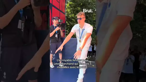 L'incroyable ferveur pour Léon Marchand qui fête ses 5 médailles avec le public #paris2024