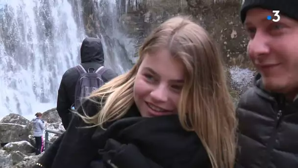 Dans le Jura, le spectacle des cascades du Hérisson gelées enchante les vacanciers