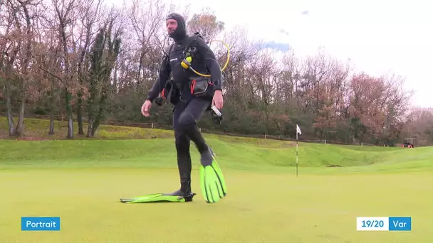 Il récupère les balles de golf dans les étangs