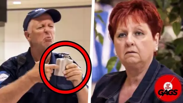 Un officier de police surpris en train de boire en public ! | Juste Pour Rire les Gags