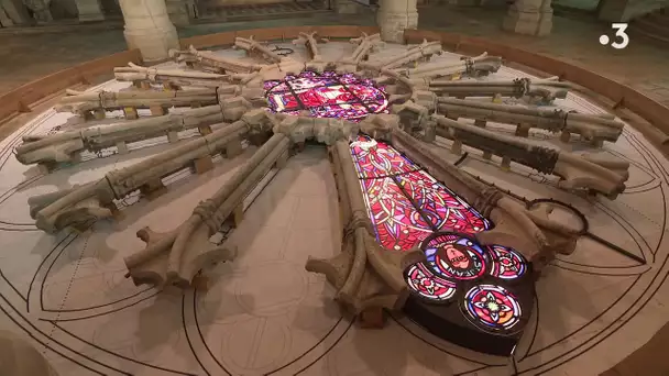 La rosace de la cathédrale de Soissons, en cours de reconstitution, montrée au public