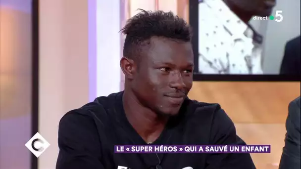 Mamoudou Gassama, le super-héros qui a sauvé un enfant - C à Vous - 28/05/2018