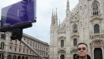 Les perches à selfie interdites à Milan