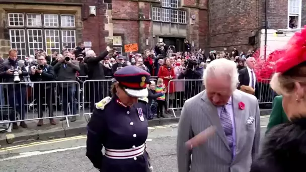 Le roi Charles III et la reine consort Camilla visés par des jets d'œufs lors d'une visite à York