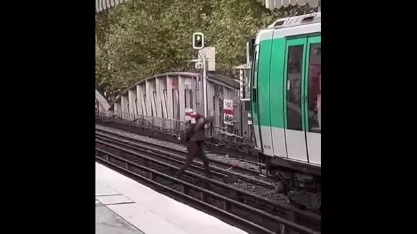 UN ALGÉRIEN EN SITUATION IRRÉGULIÈRE S'EN PREND AU METRO PARISIEN