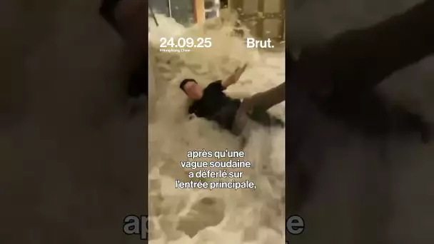 Une vague vient envahir la réception d'un hôtel à Hong Kong