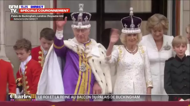 Le roi charles III et la reine Camilla saluent la foule au balcon du palais de Buckingam