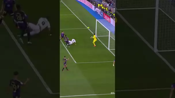😍 L'incroyable retourné acrobatique de Benzema pour son triplé face à Valladolid ! #shorts