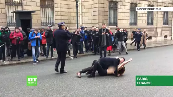 France : Les militantes de FEMEN protestent seins nus contre Poutine à Paris