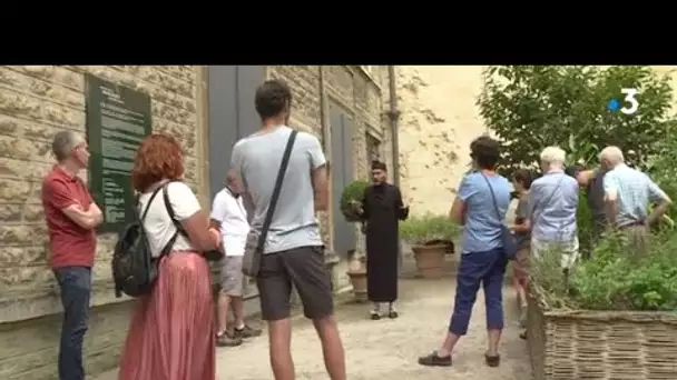 Visites guidées théâtralisées de la vieille ville de Boulogne-sur-Mer par le Professeur perdu.