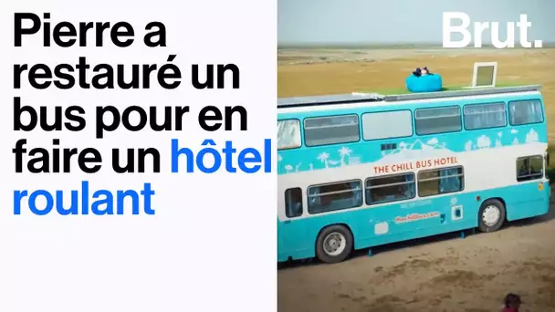 Il a restauré un bus anglais pour en faire un hôtel roulant