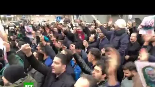 Des Iraniens se rassemblent devant le bureau de l'ONU à Téhéran