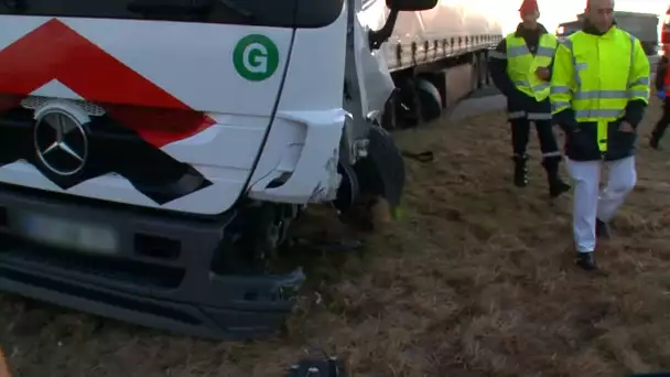 Une Clio s'encastre dans un camion