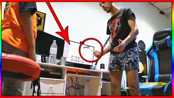 JE FAIS CROIRE A MON FRÈRE QUE JE VAIS JETER ET ÉCLATER SA PS4 A COUP DE MARTEAU (IL PLEURE)