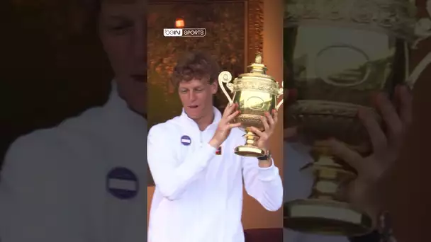 🏆 Jannik #Sinner présente le trophée de #Wimbledon au balcon ! #Tennis #Trophy