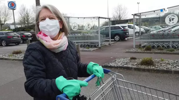 Cliente protégée pour faire ses courses près de Rennes, jeudi 19 mars