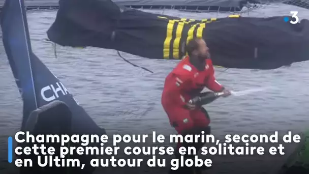 Champagne pour le marin, second de cette premier course en solitaire et en Ultim, autour du globe