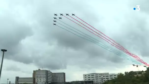 Hommage aux soignants du Covid-19: la Patrouille de France survole le CHU de Besançon