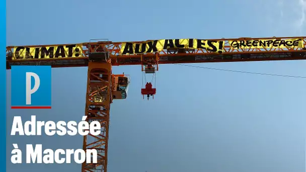 Paris : Greenpeace pose une banderole pour le climat sur la grue de Notre-Dame