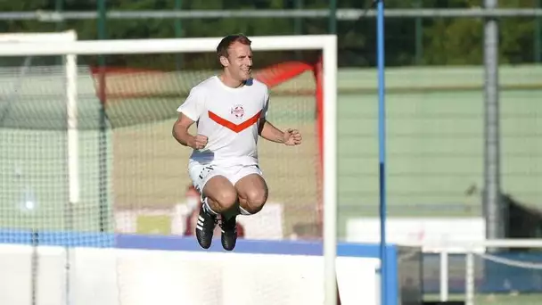 Emmanuel Macron marque un but et est la vedette d'un match de football, Brigitte Macron admire le terrain.