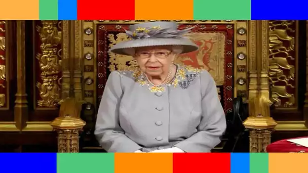 ✟  Elizabeth II sans couronne pour sa première sortie officielle depuis la mort de Philip : pourquoi