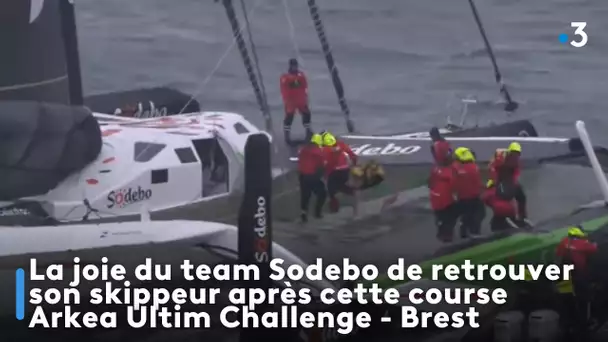 La joie du team Sodebo de retrouver son skippeur après cette course Arkea Ultim Challenge - Brest