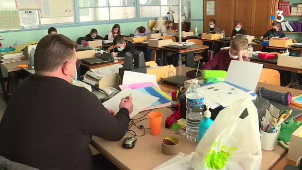 Installation de capteurs de CO2 dans l'école de Vieux-Condé.