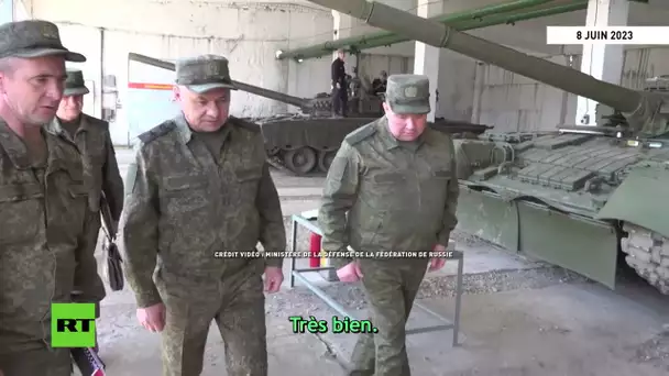 Sergueï Choïgou inspecte l’équipement et les armes dans une base