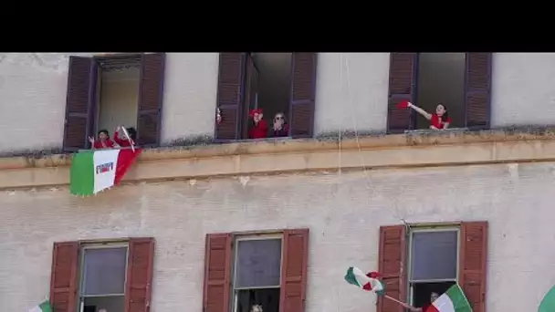 Confinés, les Italiens célèbrent le 75e anniversaire de la Libération... au balcon