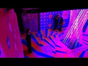 L'art s'enroule autour de vous, immersif et troublant
