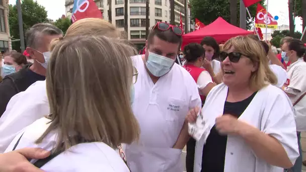 Perpignan : des centaines de personnels soignants manifestent à nouveau pour réclamer des moyens