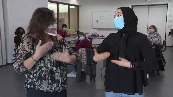 Solidarité : apprentissage de la langue des signes pour aider une amie