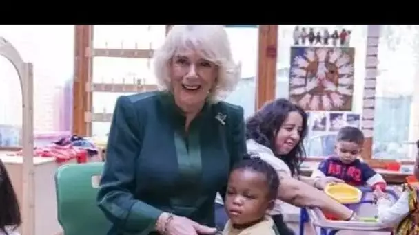 Camilla câline un tout-petit dans un moment adorable alors qu'elle offre des oursons Paddington aux