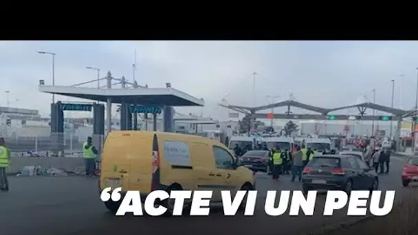 Des gilets jaunes et VTC "filtrent" les camions près de Rungis