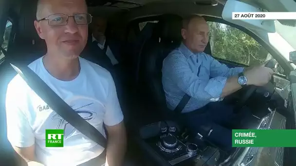 Vladimir Poutine inaugure au volant une voie rapide en Crimée