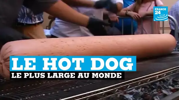 Un restaurateur tente d'établir le record du plus large hot-dog à New-York