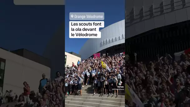 Les scouts font la ola devant le Vélodrome #marseille