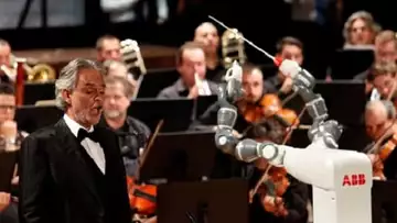 Andrea Bocelli se fait voler la vedette par un robot chef d’orchestre